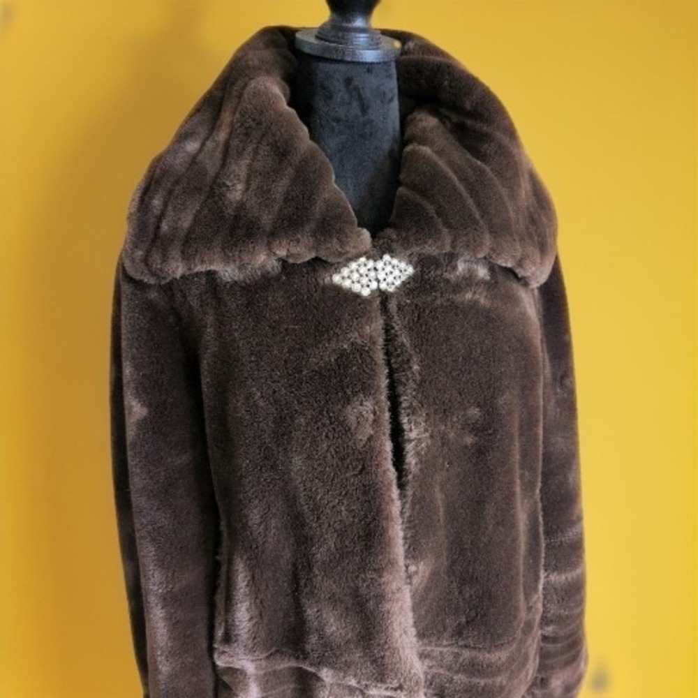 I Madison Chocolate Stand Up Collar Faux Fur Lrg Jacket  Rhinestone Hook Brooch